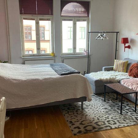 Rum Med Eget Badrum Och Stort, Delat Koek,Centralt I Malmoe A Room In An Apartment, Own Bathroom And Kitchen Shared With A Family Ngoại thất bức ảnh